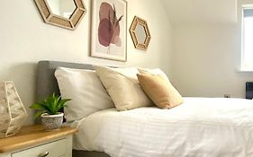 Modern 2 Bed Apartment/Free Parking/Near City/Self-Check In